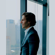 Ian dos Anjos Cunha explora como o biohacking pode transformar seu dia com foco inabalável e energia constante.