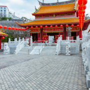 Alberto Toshio Murakami explora os templos no Japão, revelando a tradição, os rituais e o profundo significado cultural que atravessam séculos.