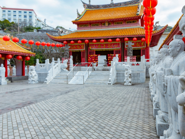 Alberto Toshio Murakami explora os templos no Japão, revelando a tradição, os rituais e o profundo significado cultural que atravessam séculos.