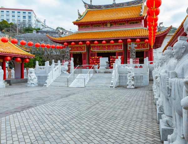 Alberto Toshio Murakami explora os templos no Japão, revelando a tradição, os rituais e o profundo significado cultural que atravessam séculos.