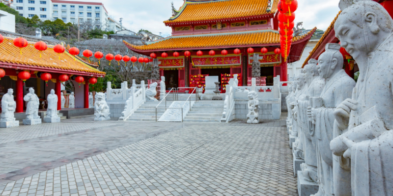 Alberto Toshio Murakami explora os templos no Japão, revelando a tradição, os rituais e o profundo significado cultural que atravessam séculos.