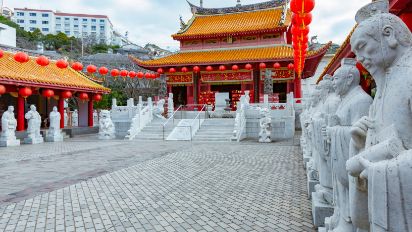 Alberto Toshio Murakami explora os templos no Japão, revelando a tradição, os rituais e o profundo significado cultural que atravessam séculos.