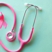 Na terceira idade, Vinicius Tadeu Sattin Rodrigues analisa por que manter a vigilância da saúde mamária e quais critérios orientam a mamografia após os 70 anos.