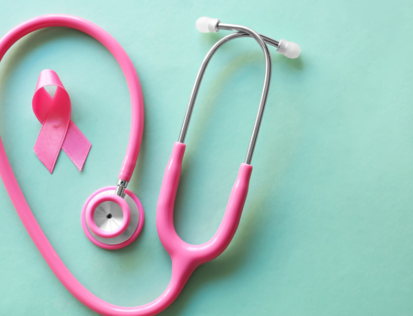 Na terceira idade, Vinicius Tadeu Sattin Rodrigues analisa por que manter a vigilância da saúde mamária e quais critérios orientam a mamografia após os 70 anos.