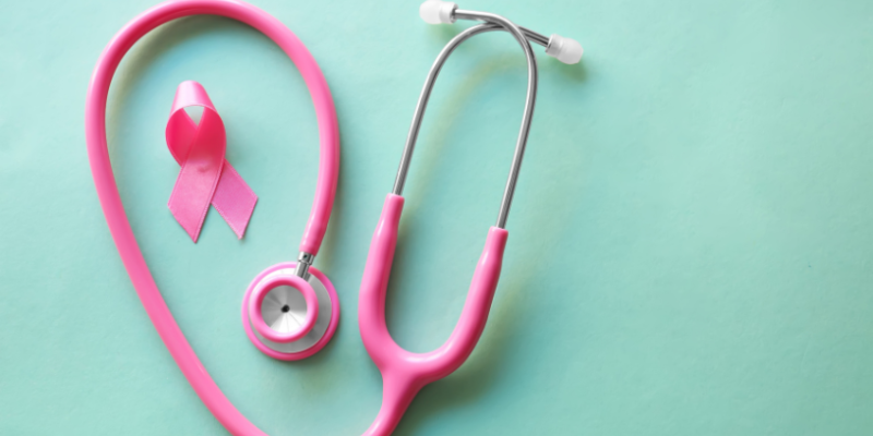 Na terceira idade, Vinicius Tadeu Sattin Rodrigues analisa por que manter a vigilância da saúde mamária e quais critérios orientam a mamografia após os 70 anos.