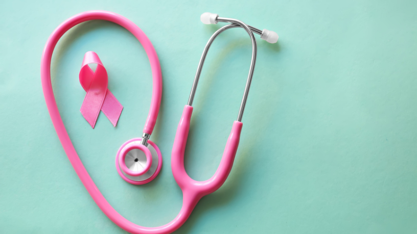 Na terceira idade, Vinicius Tadeu Sattin Rodrigues analisa por que manter a vigilância da saúde mamária e quais critérios orientam a mamografia após os 70 anos.