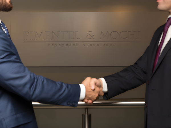 A recuperação judicial altera o fluxo de caixa e exige reorganização financeira, conforme orienta Pimentel & Mochi Advogados Associados.