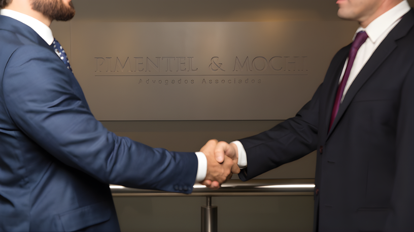 A recuperação judicial altera o fluxo de caixa e exige reorganização financeira, conforme orienta Pimentel & Mochi Advogados Associados.