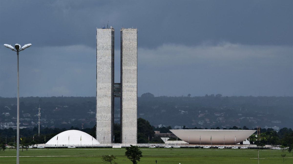 Vista do Congresso Nacional do Brasil, com sua arquitetura modernista ao entardecer.