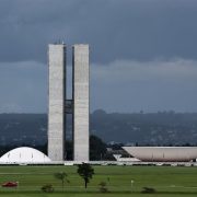 Vista do Congresso Nacional do Brasil, com sua arquitetura modernista ao entardecer.