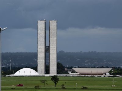 Vista do Congresso Nacional do Brasil, com sua arquitetura modernista ao entardecer.