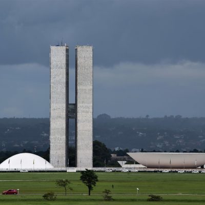 Vista do Congresso Nacional do Brasil, com sua arquitetura modernista ao entardecer.