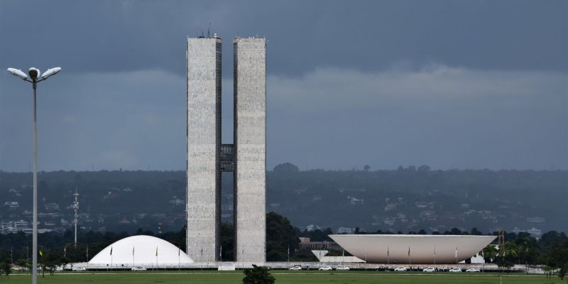 Vista do Congresso Nacional do Brasil, com sua arquitetura modernista ao entardecer.