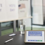 Tablet exibe uma tela de cadastro eleitoral digital em um local de votação.