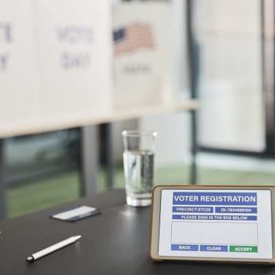 Tablet exibe uma tela de cadastro eleitoral digital em um local de votação.
